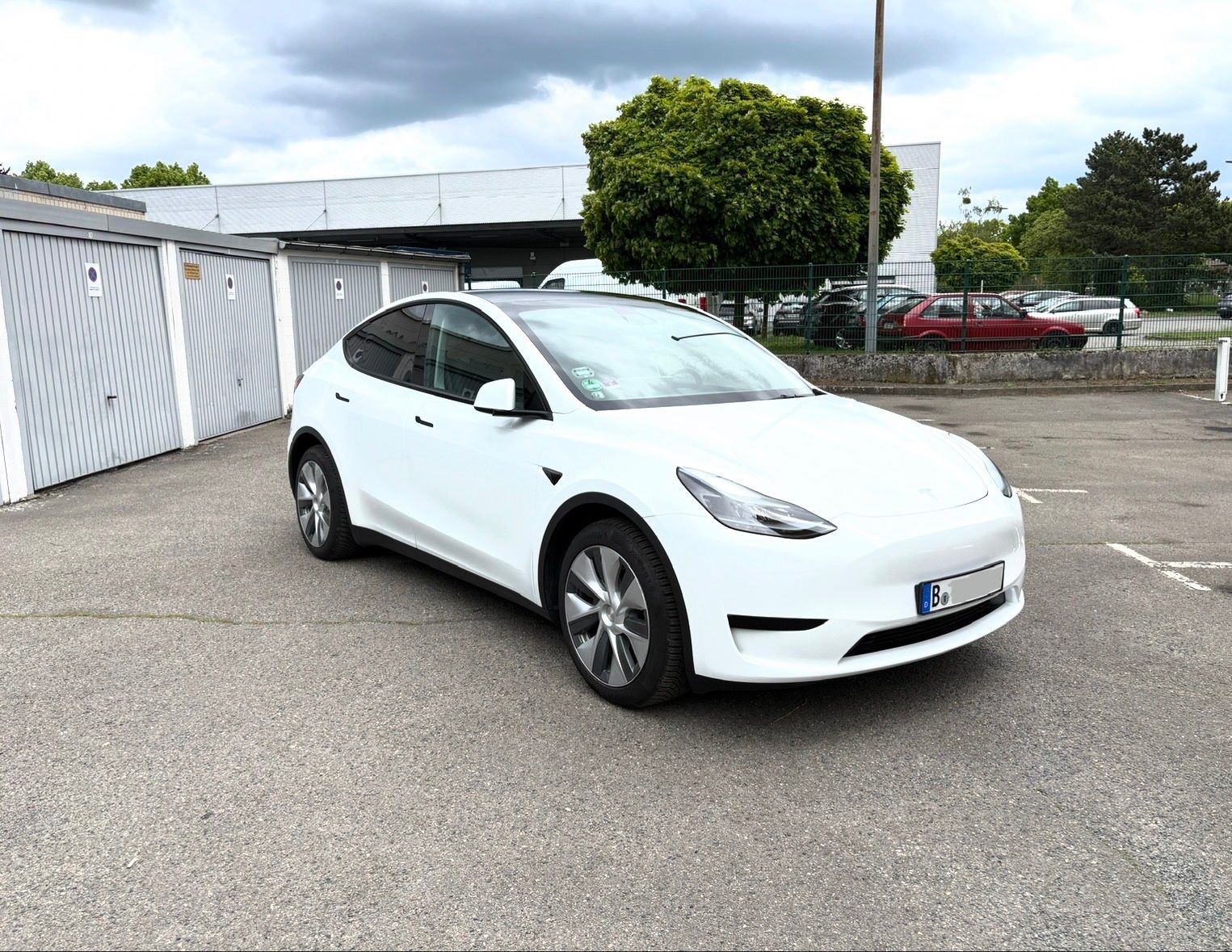 Tesla Model Y frisch TÜV, Anhängerkupplung, gepflegt foto 2