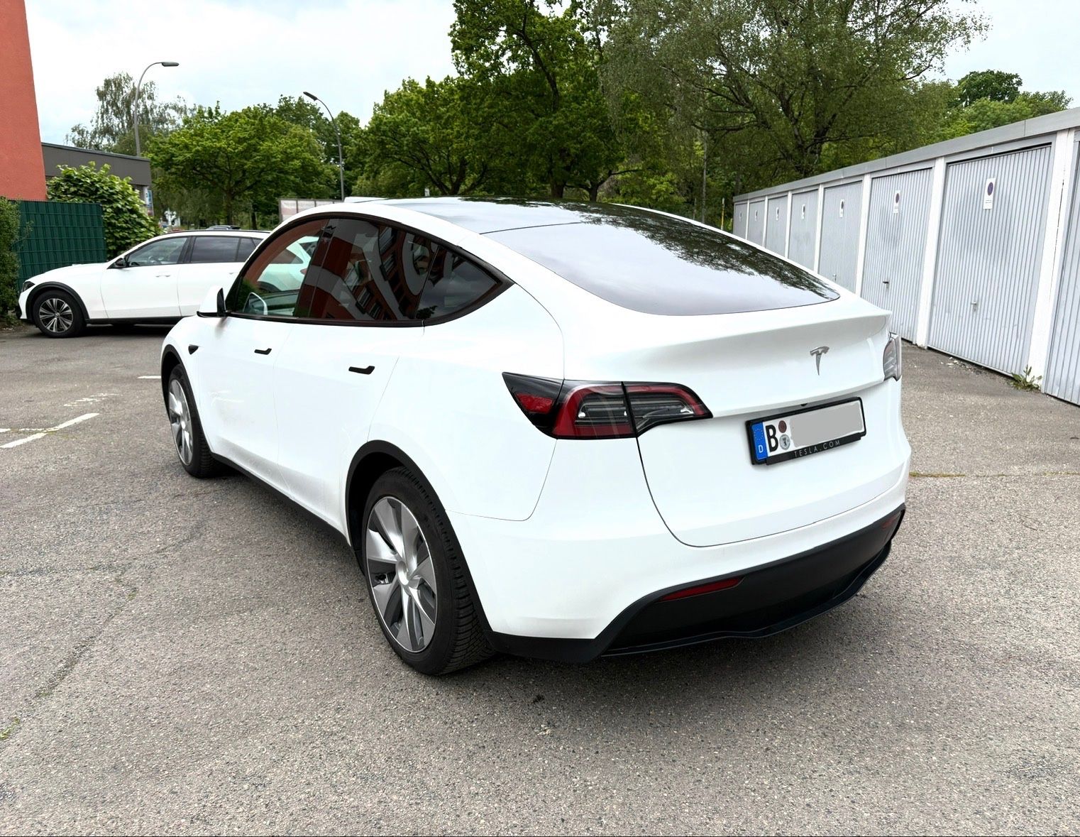 Tesla Model Y frisch TÜV, Anhängerkupplung, gepflegt foto 3