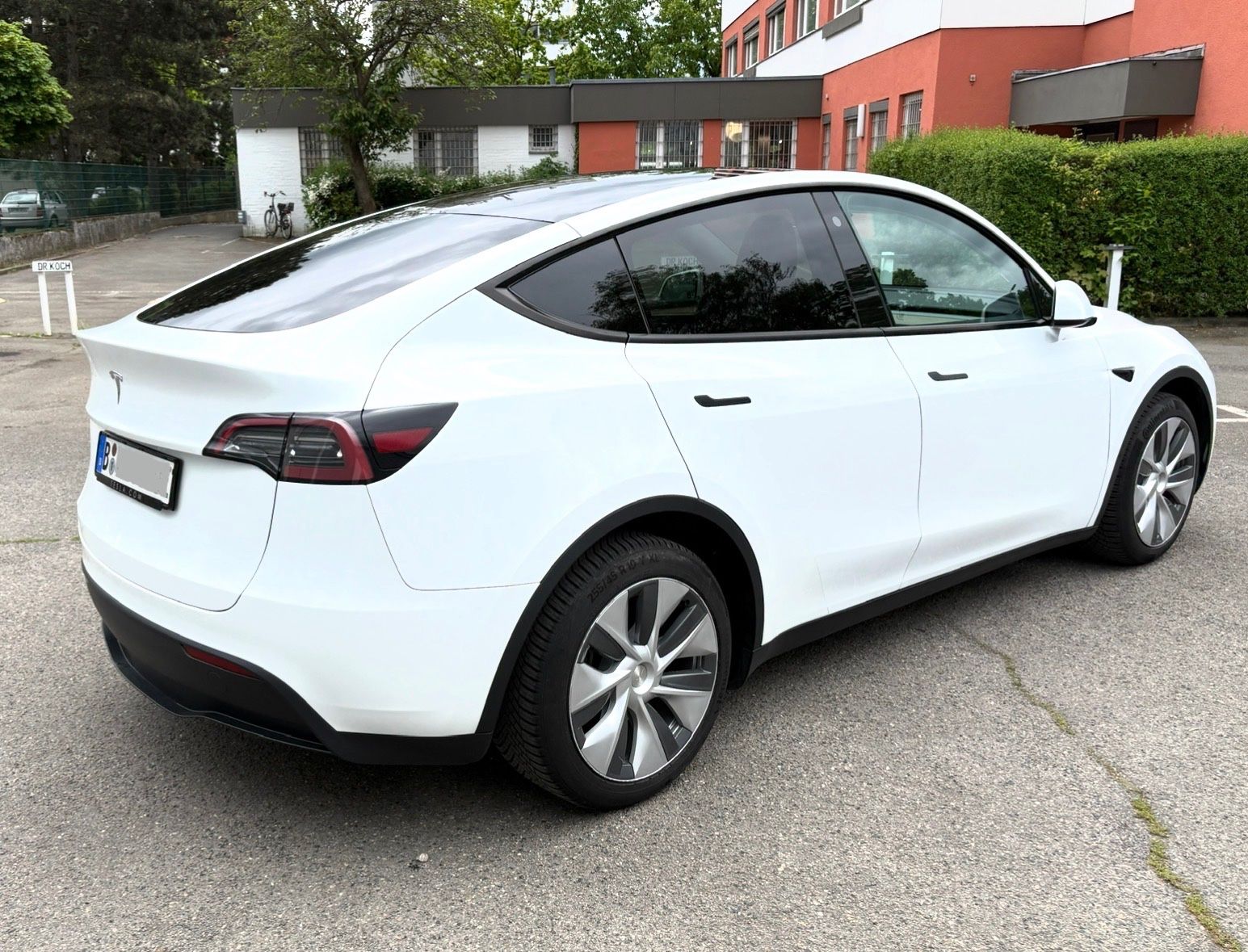 Tesla Model Y frisch TÜV, Anhängerkupplung, gepflegt foto 4