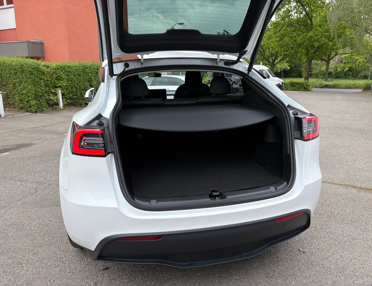 Tesla Model Y frisch TÜV, Anhängerkupplung, gepflegt foto 5