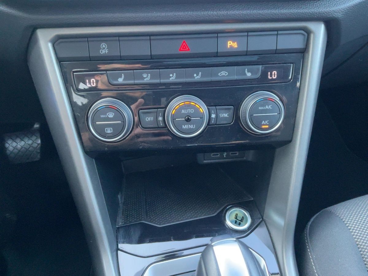 Volkswagen T-Roc 1.5 TSI DSG R-LINE LED+NAVI+RFK+AHK+PANO foto 18