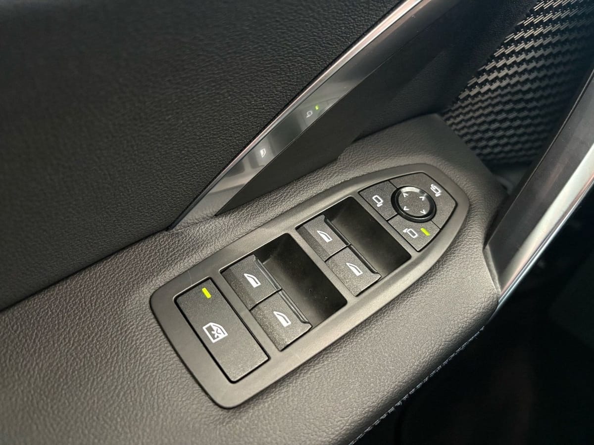 BMW iX1 xDrive30 M Sport DA+ ACC PA RFK AdapLED AHK foto 17