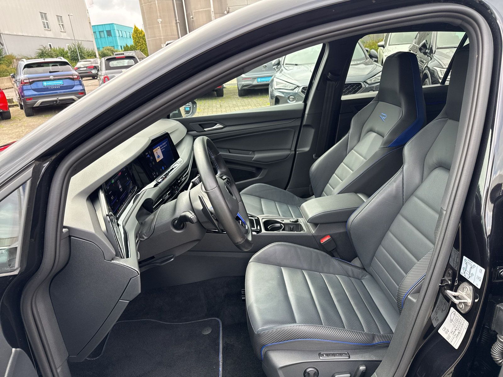 Volkswagen Golf VIII R 4M MATRIX LEDER HARMAN DCC 19" foto 9