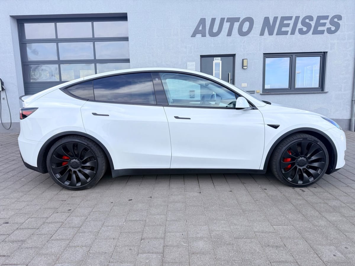 Tesla Model Y Performance white inside RYZEN AHK foto 2