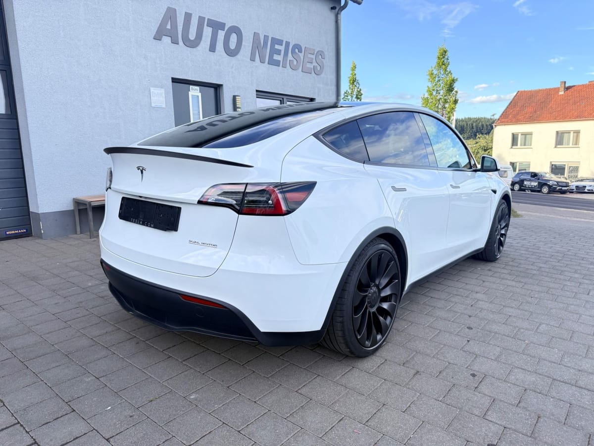 Tesla Model Y Performance white inside RYZEN AHK foto 3