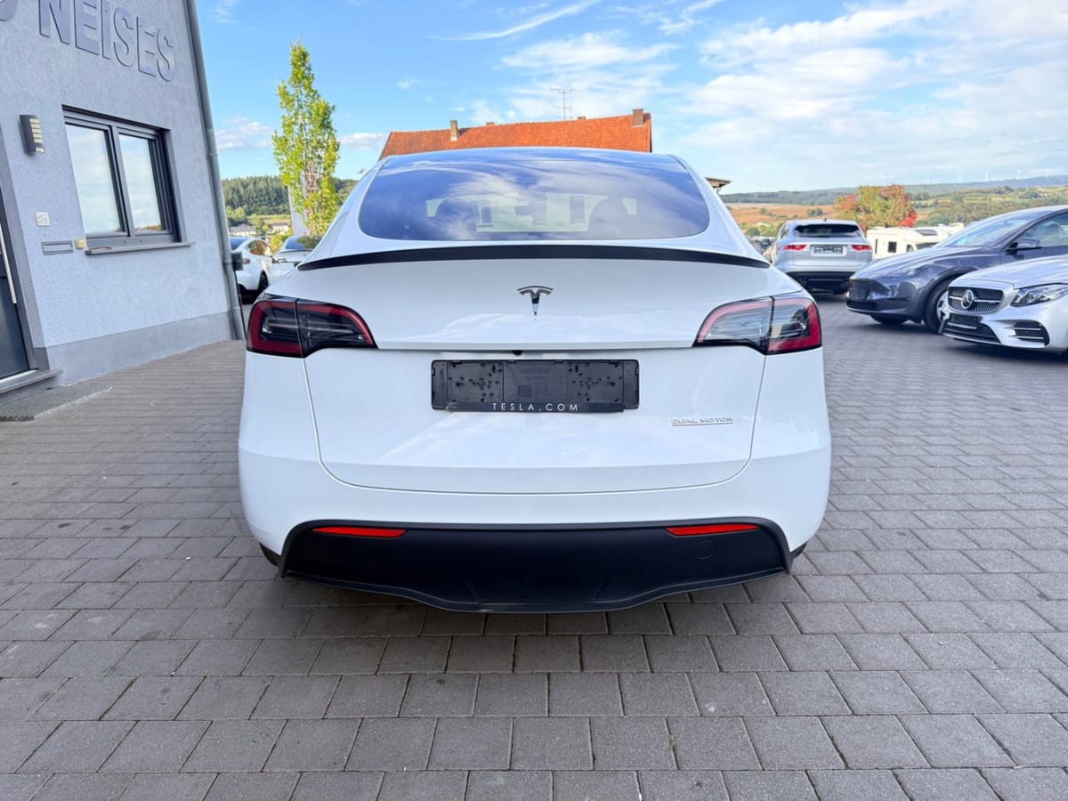 Tesla Model Y Performance white inside RYZEN AHK foto 4