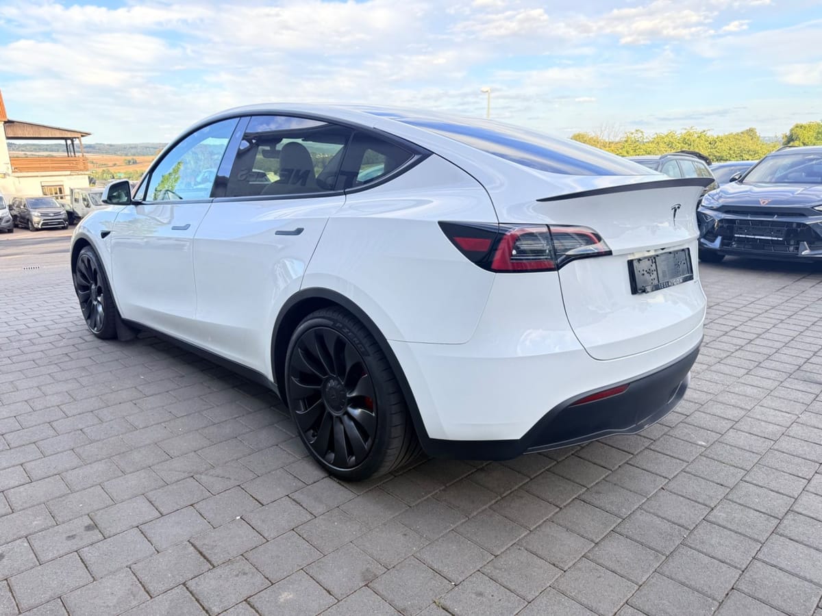 Tesla Model Y Performance white inside RYZEN AHK foto 5