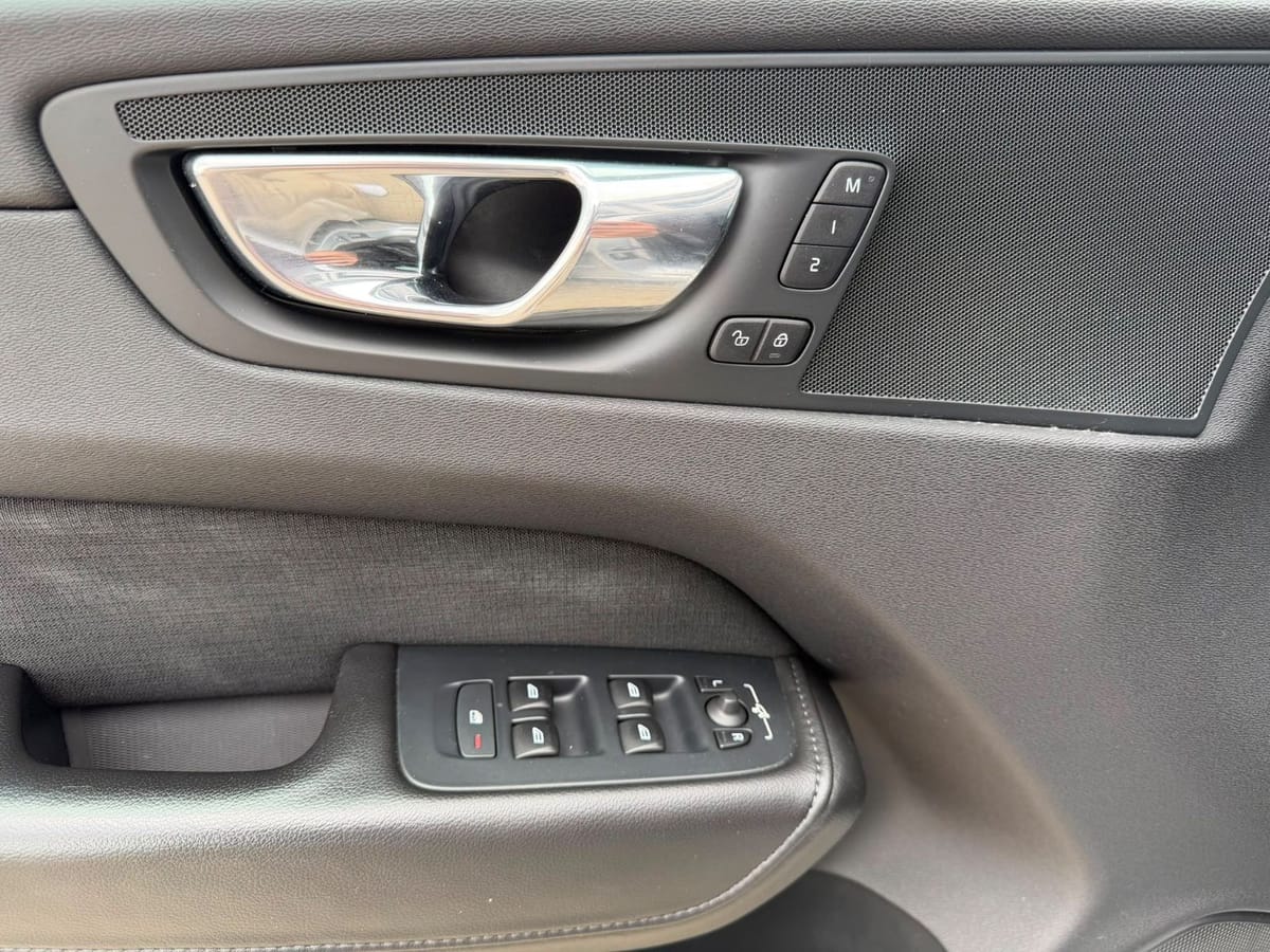 Volvo XC60 Momentum AWD LED R Kamera Navi foto 15