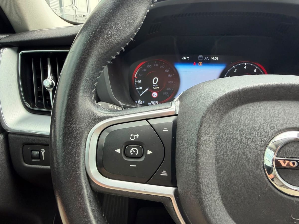 Volvo XC60 Momentum AWD LED R Kamera Navi foto 20