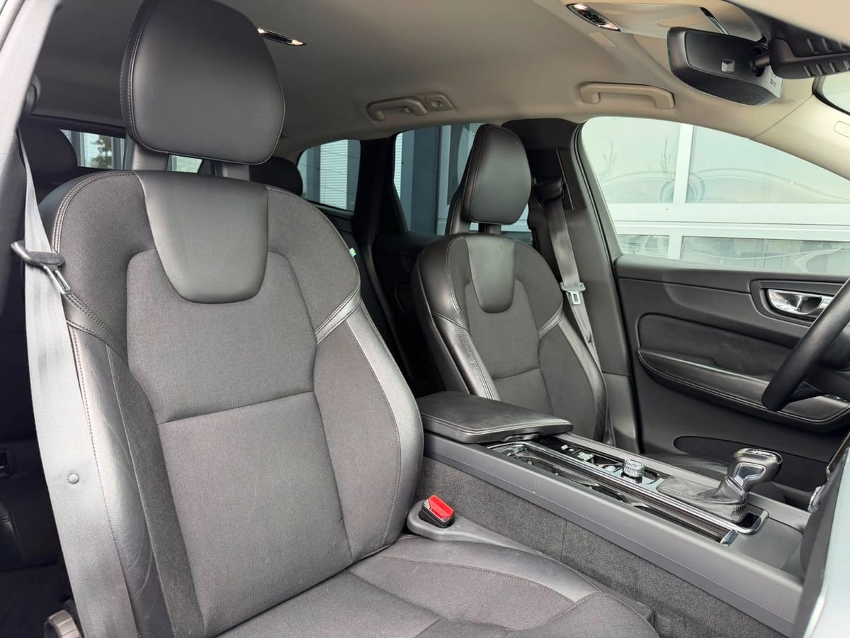 Volvo XC60 Momentum AWD LED R Kamera Navi foto 21