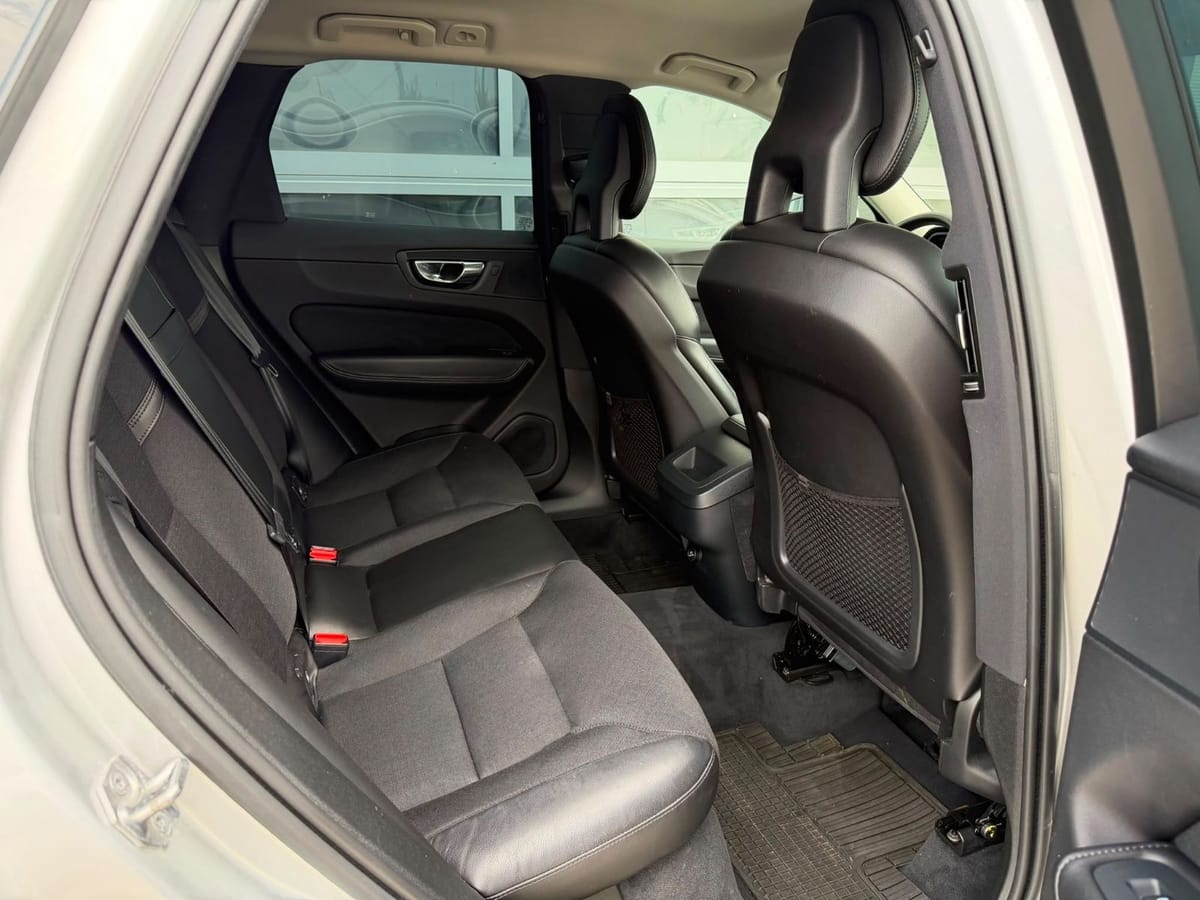 Volvo XC60 Momentum AWD LED R Kamera Navi foto 9