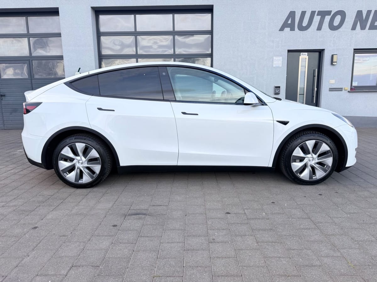 Tesla Model Y Long Range AMD RYZEN 1. Hand foto 2