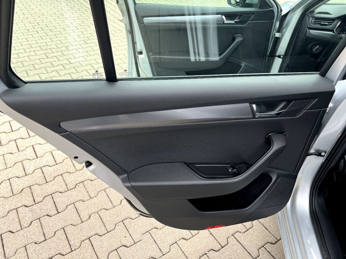 Skoda Superb Combi 2.0 TDI DSG Active LED Navi Sitzh foto 11