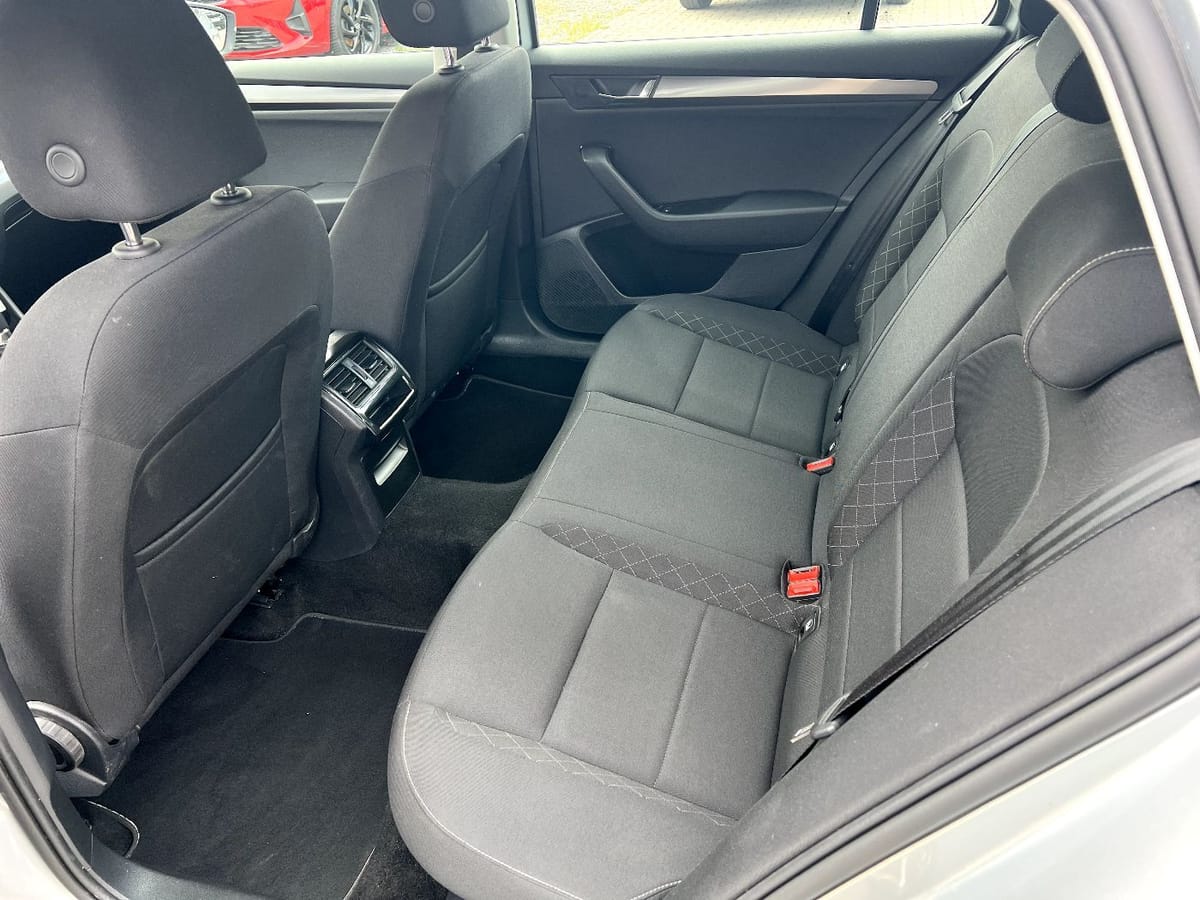 Skoda Superb Combi 2.0 TDI DSG Active LED Navi Sitzh foto 12