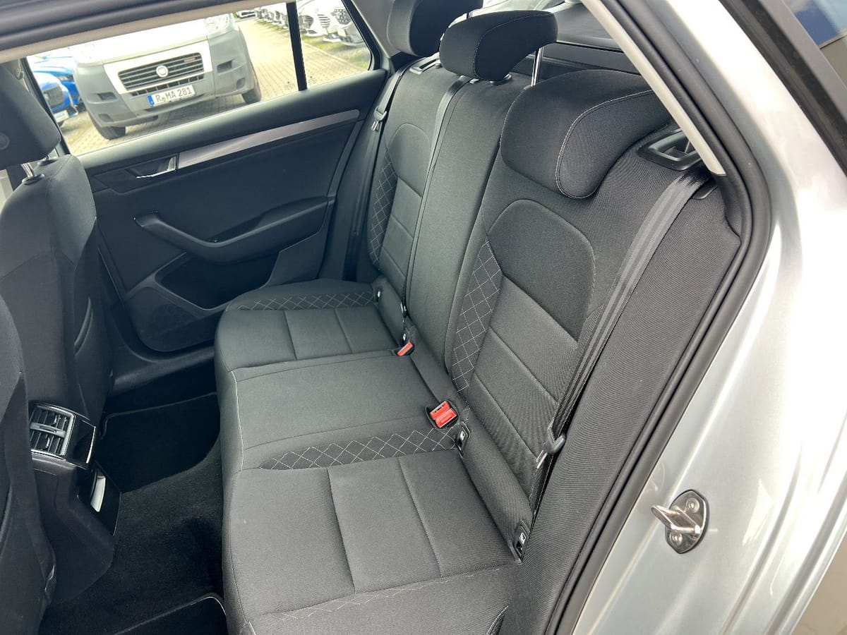 Skoda Superb Combi 2.0 TDI DSG Active LED Navi Sitzh foto 13