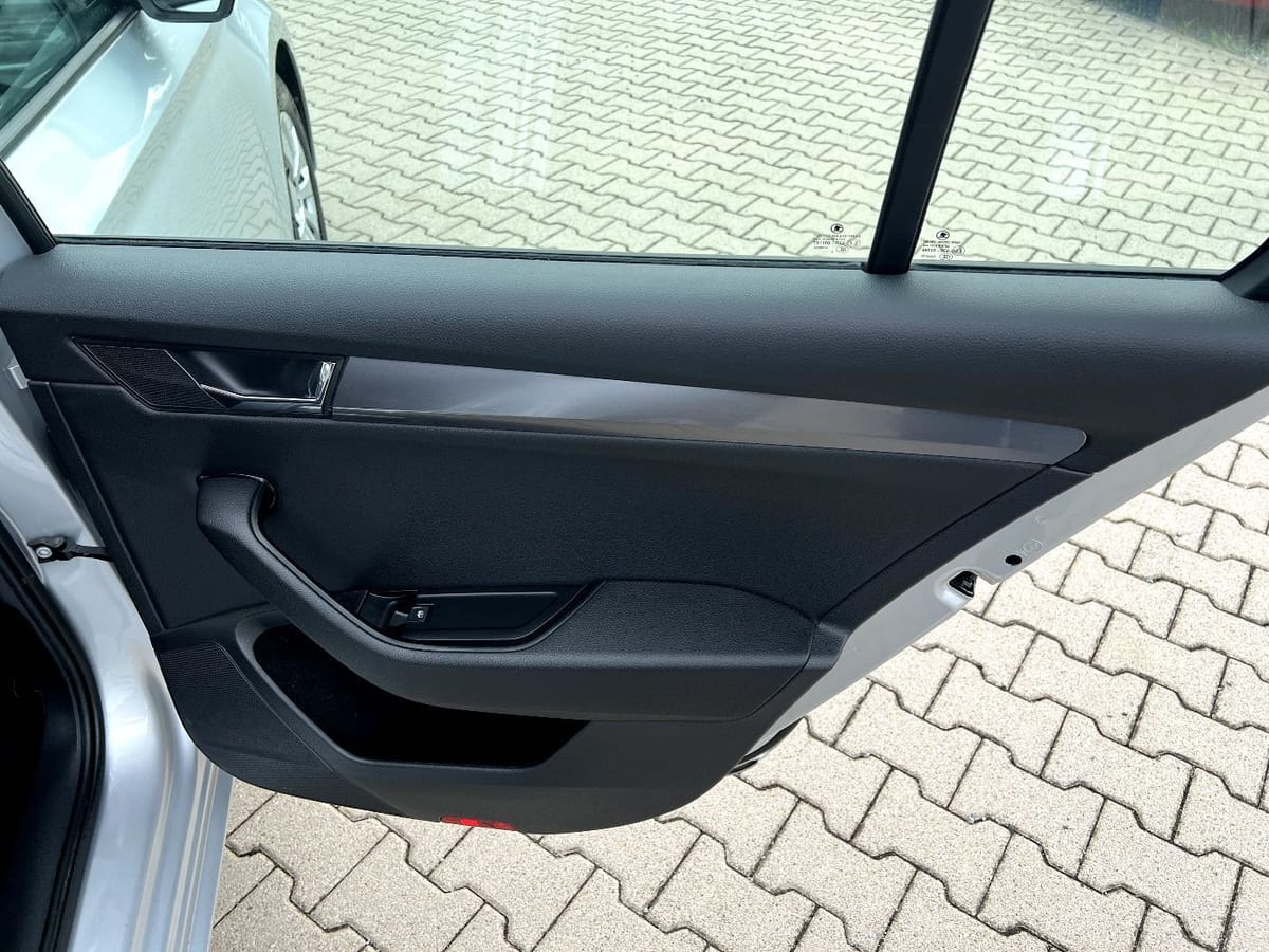 Skoda Superb Combi 2.0 TDI DSG Active LED Navi Sitzh foto 14