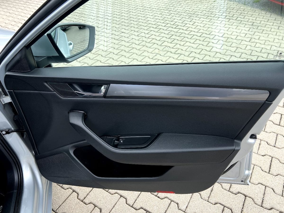 Skoda Superb Combi 2.0 TDI DSG Active LED Navi Sitzh foto 19