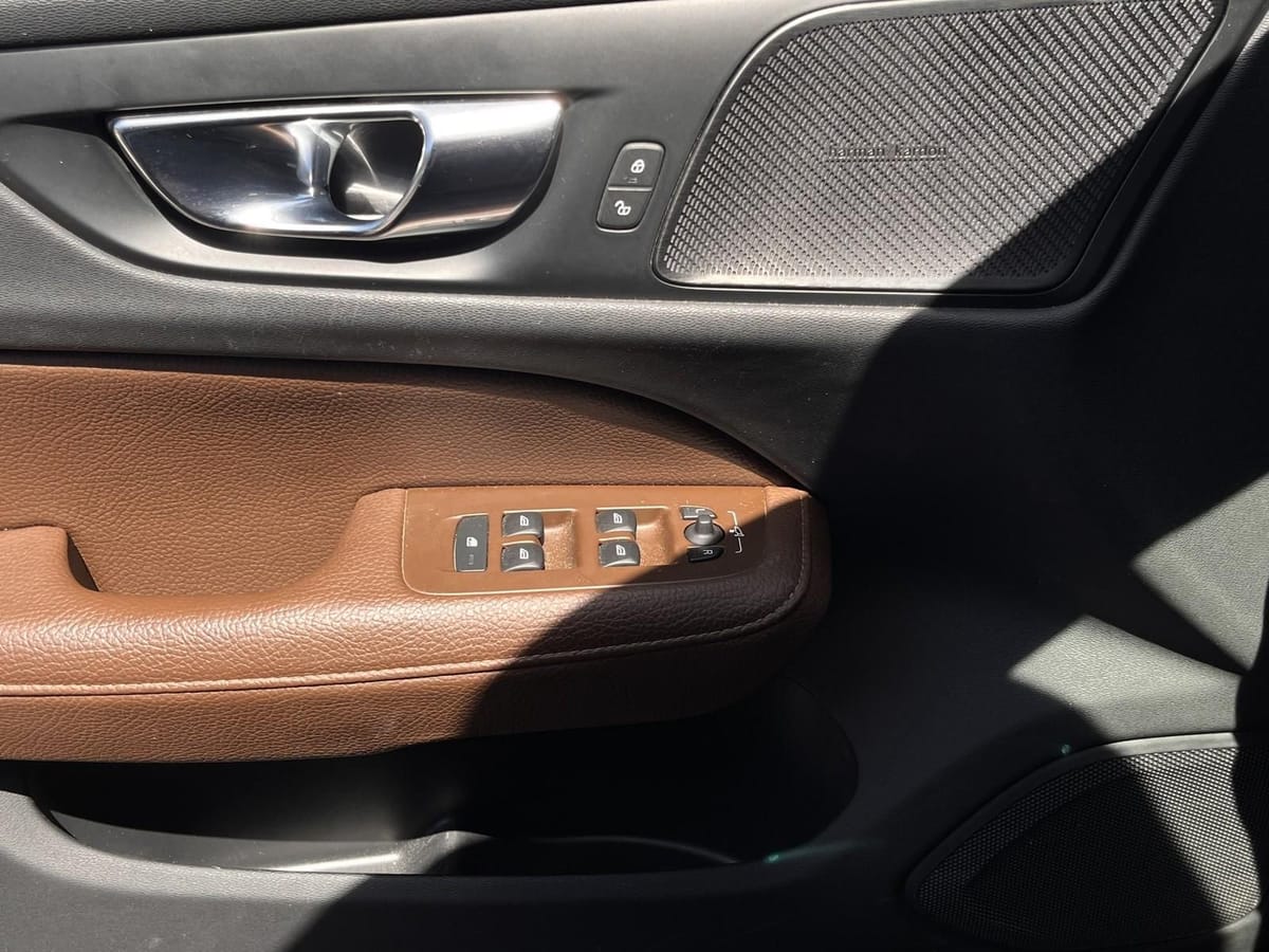 Volvo V60 Kombi AWD HK-ANLAGE LED NAVI LEDER foto 14