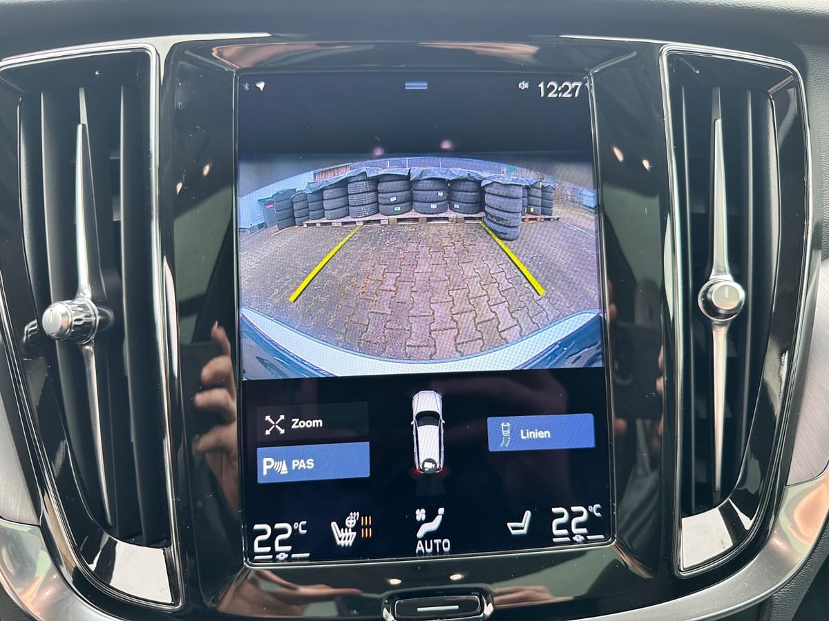 Volvo V60 Kombi Momentum Pro Navi Leder Pano H&K foto 14