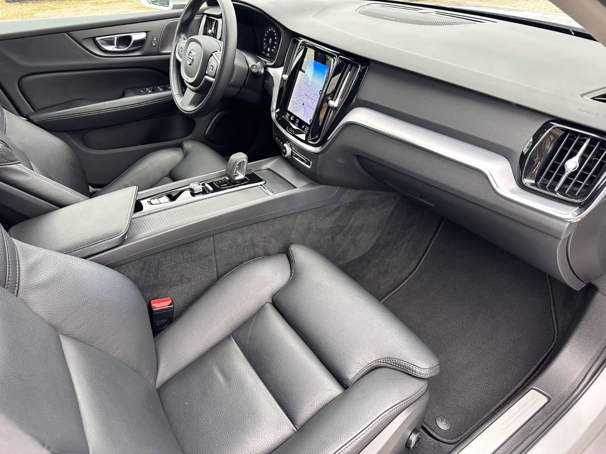 Volvo V60 Kombi Momentum Pro Navi Leder Pano H&K foto 16