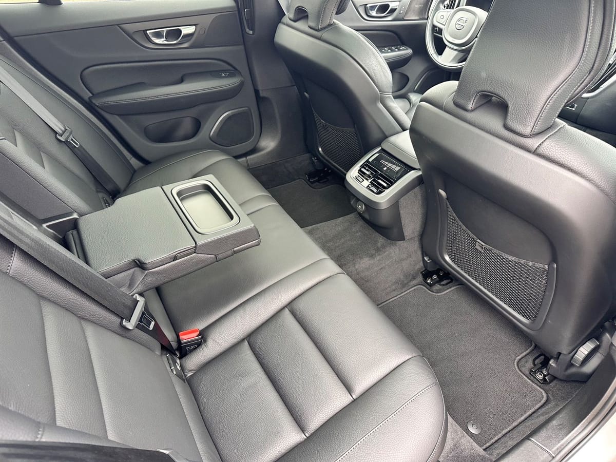 Volvo V60 Kombi Momentum Pro Navi Leder Pano H&K foto 21