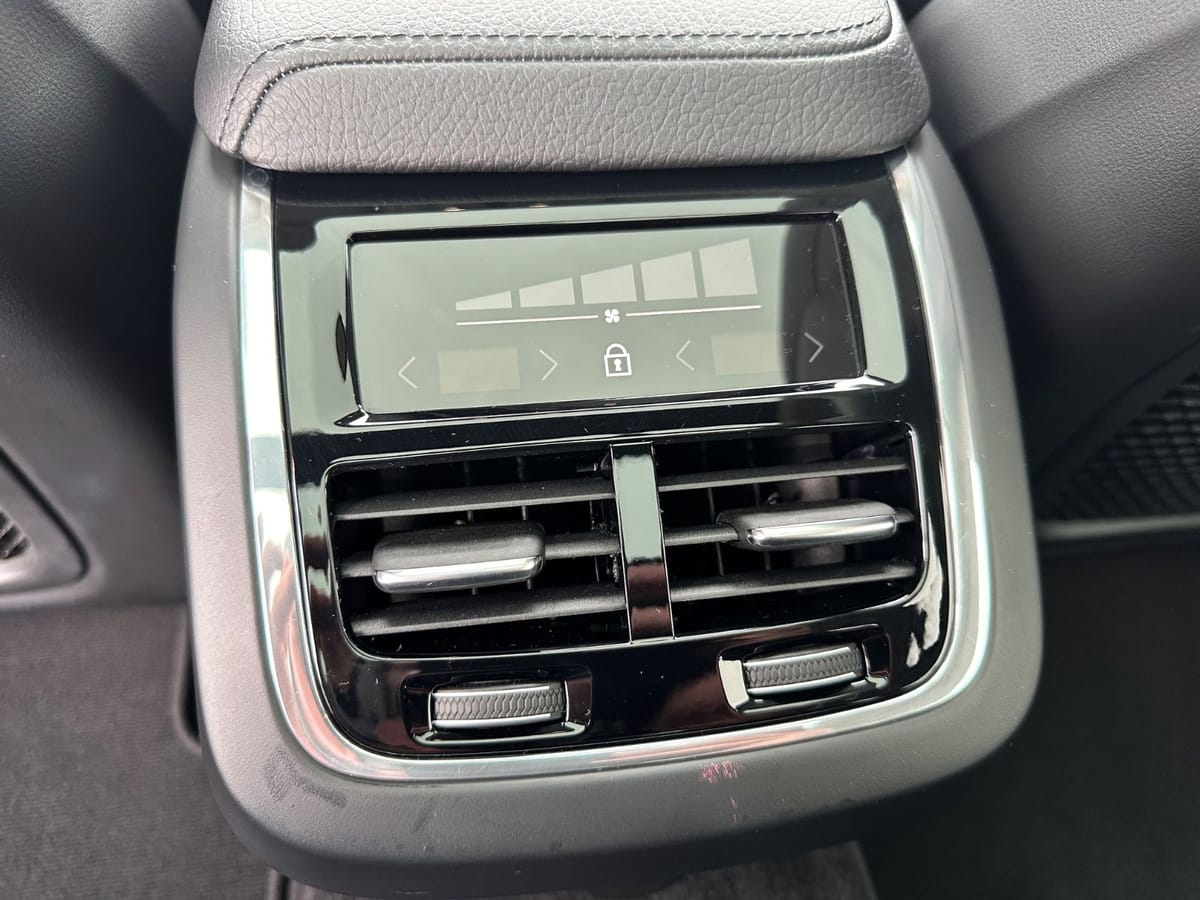 Volvo V60 Kombi Momentum Pro Navi Leder Pano H&K foto 22