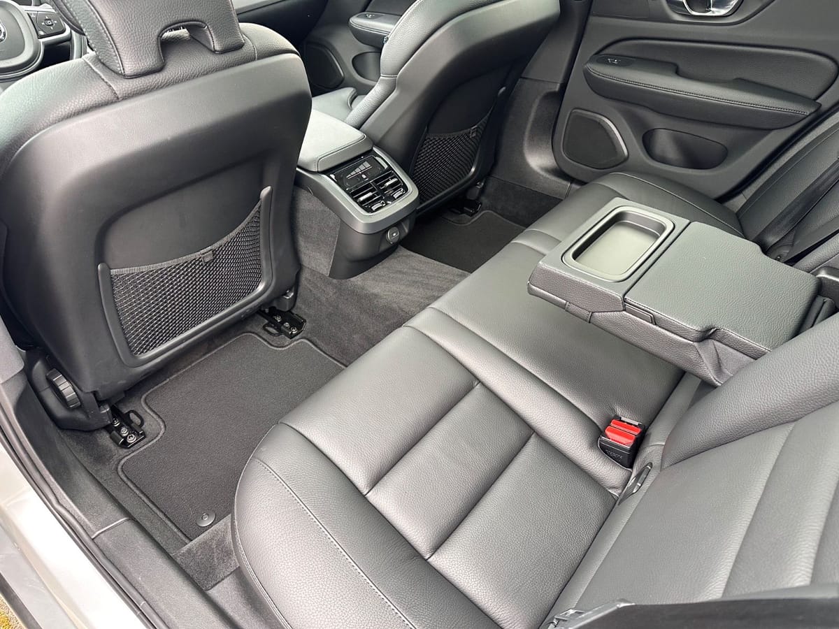 Volvo V60 Kombi Momentum Pro Navi Leder Pano H&K foto 23