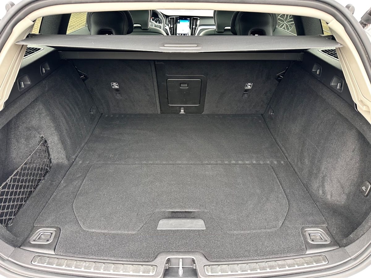 Volvo V60 Kombi Momentum Pro Navi Leder Pano H&K foto 24