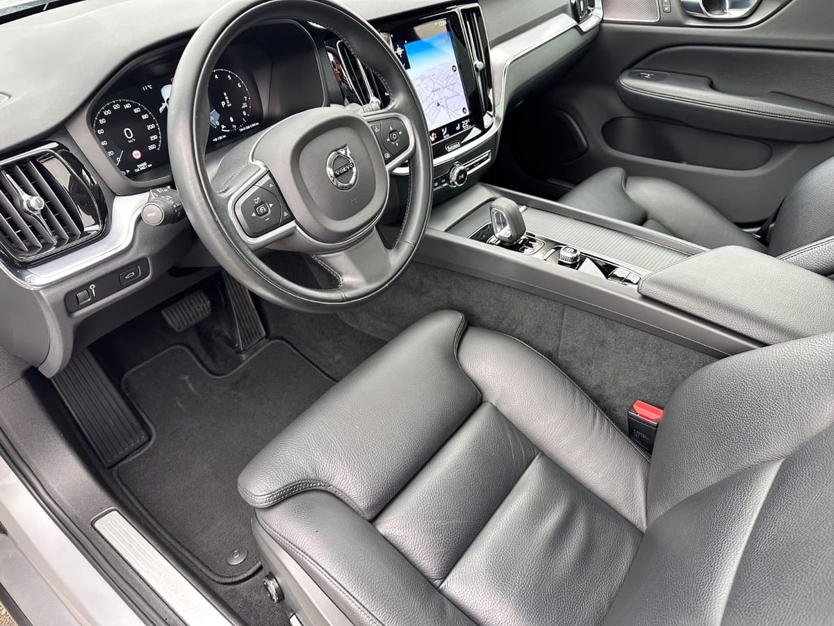 Volvo V60 Kombi Momentum Pro Navi Leder Pano H&K foto 7