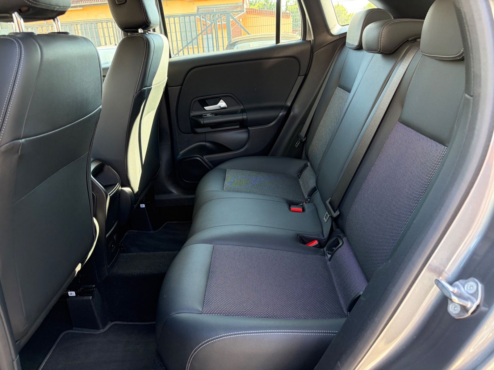 Mercedes-Benz GLA 180 d 1.Hand / HU NEU / MB Scheckheft foto 11