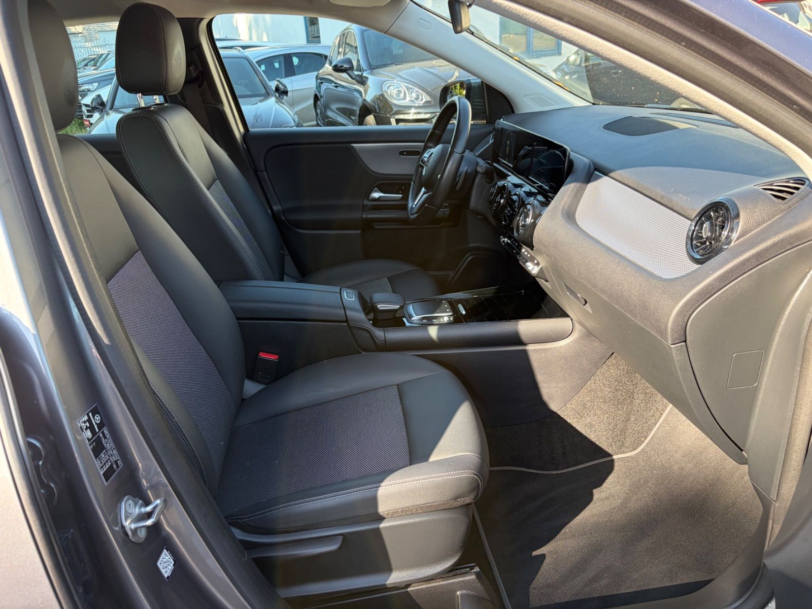 Mercedes-Benz GLA 180 d 1.Hand / HU NEU / MB Scheckheft foto 15