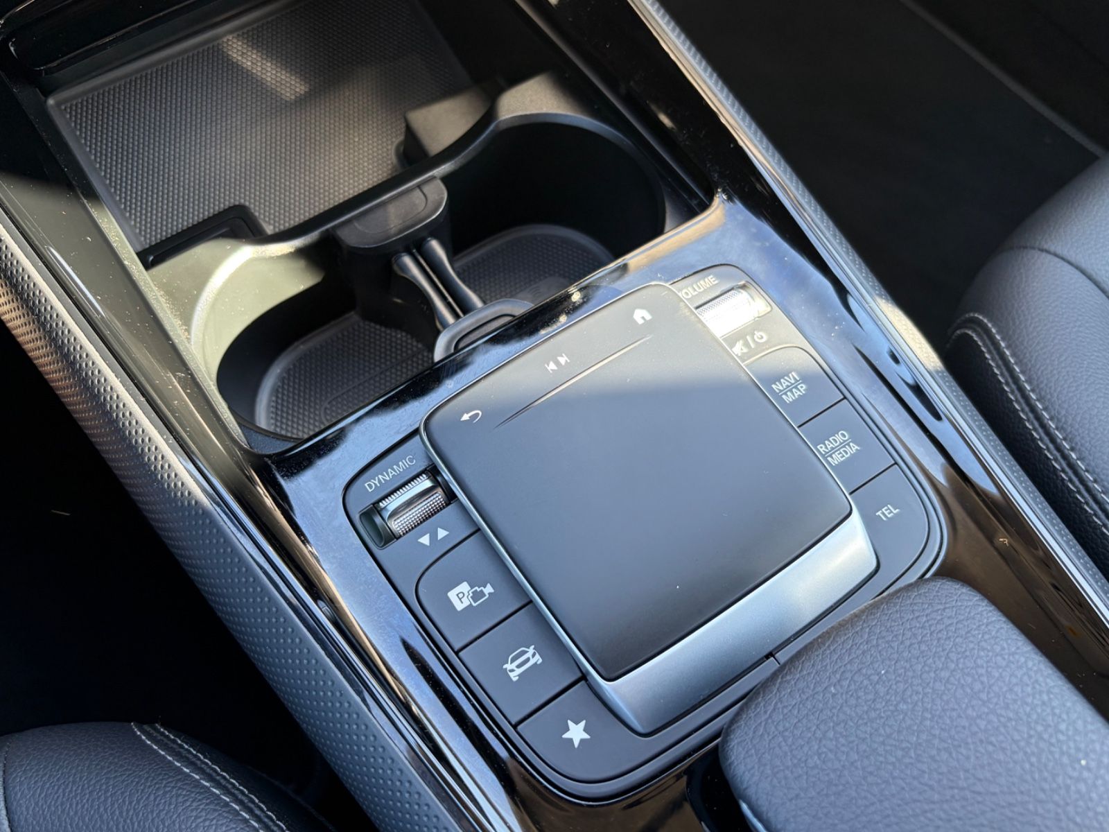 Mercedes-Benz GLA 180 d 1.Hand / HU NEU / MB Scheckheft foto 16