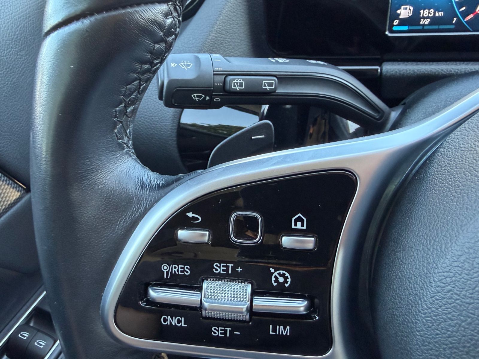 Mercedes-Benz GLA 180 d 1.Hand / HU NEU / MB Scheckheft foto 17