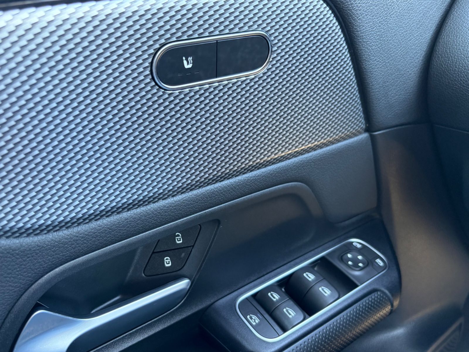 Mercedes-Benz GLA 180 d 1.Hand / HU NEU / MB Scheckheft foto 18