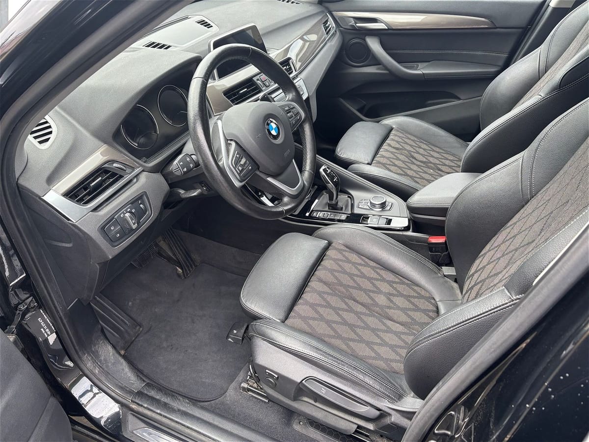 BMW X1 xDrive20d XLINE AUT NAVI LED AHK PANO RFK GRA foto 12