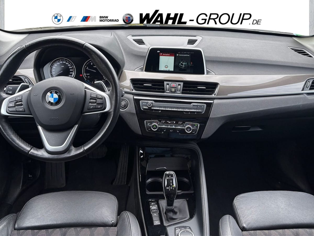 BMW X1 xDrive20d XLINE AUT NAVI LED AHK PANO RFK GRA foto 9