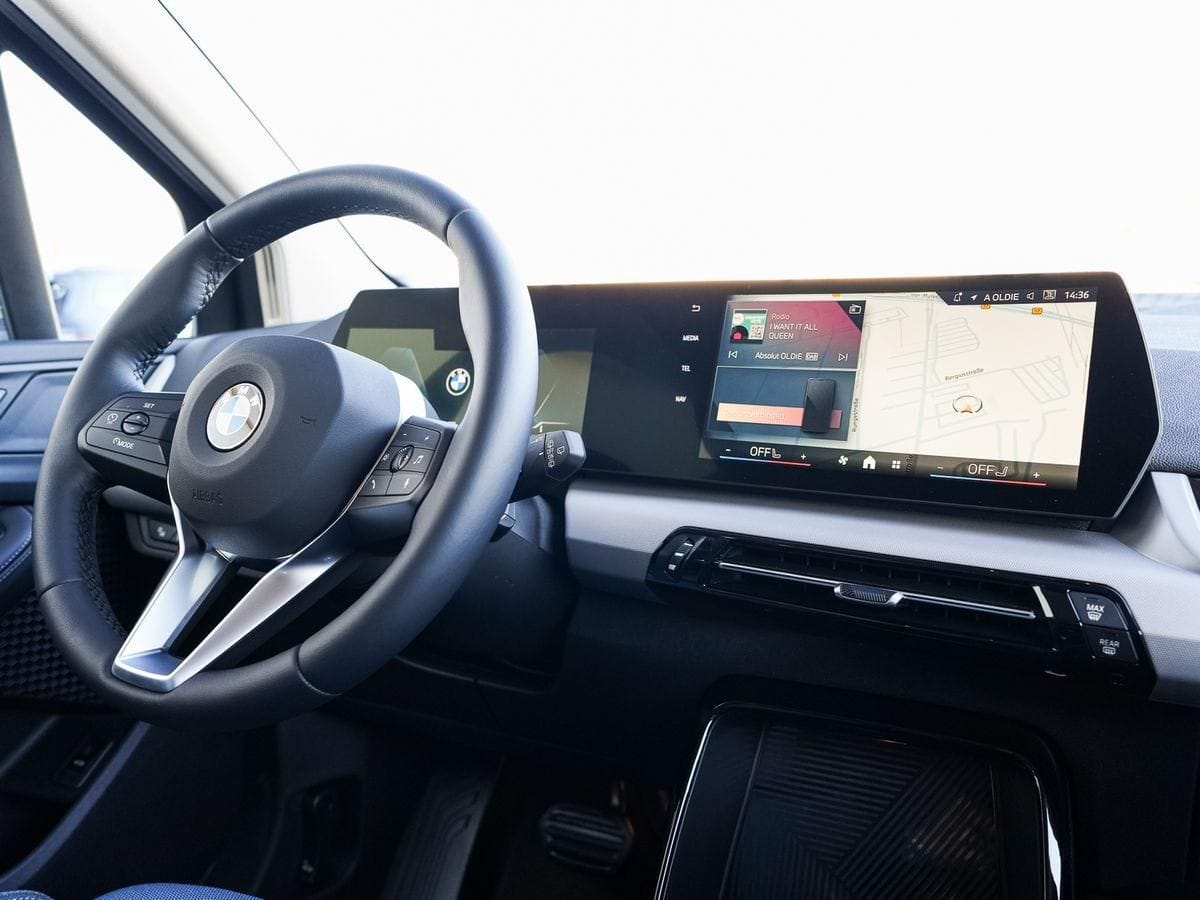 BMW 220d Active Tourer AHK PANO Sportsitze SoGlas foto 17