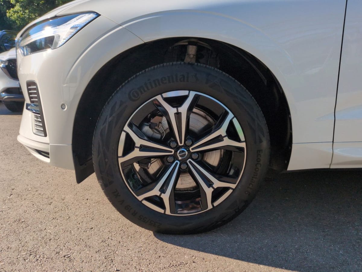 Volvo XC60 B4 (Benzin) Momentum Pro 2WD Automatik Navi foto 24