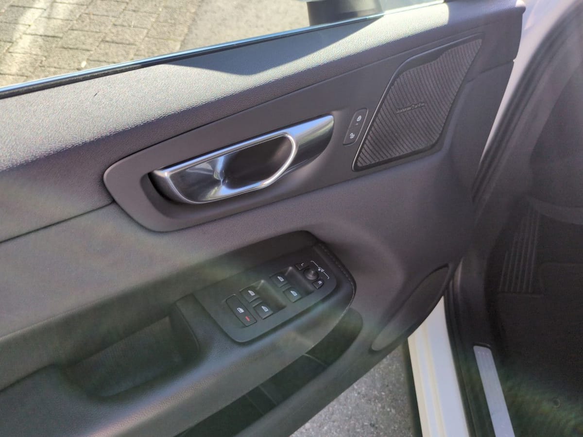 Volvo XC60 B4 (Benzin) Momentum Pro 2WD Automatik Navi foto 9