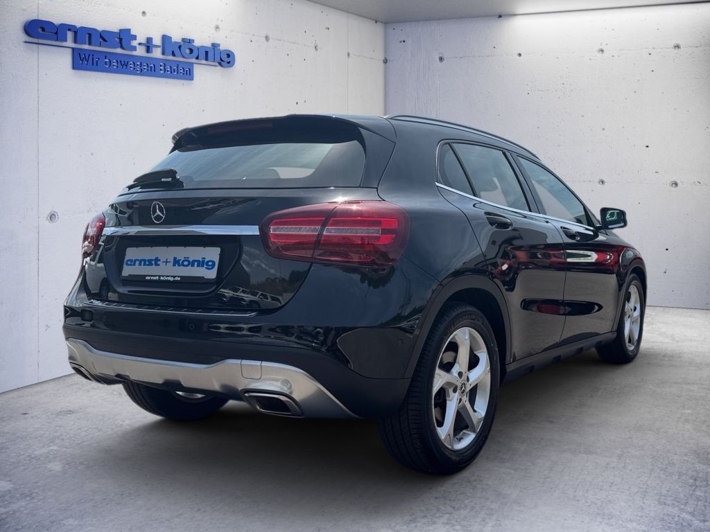 Mercedes-Benz GLA 220 4Matic 7G-DCT Urban Allrad Abstands Te foto 3