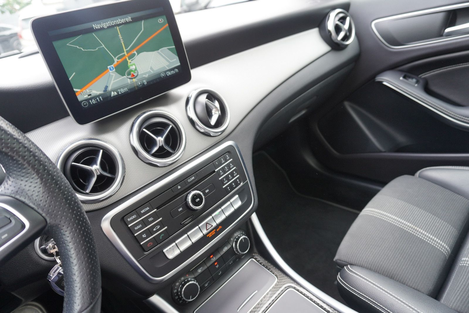 Mercedes-Benz GLA 200 |Pano|R-Kamera|T-Leder| foto 13