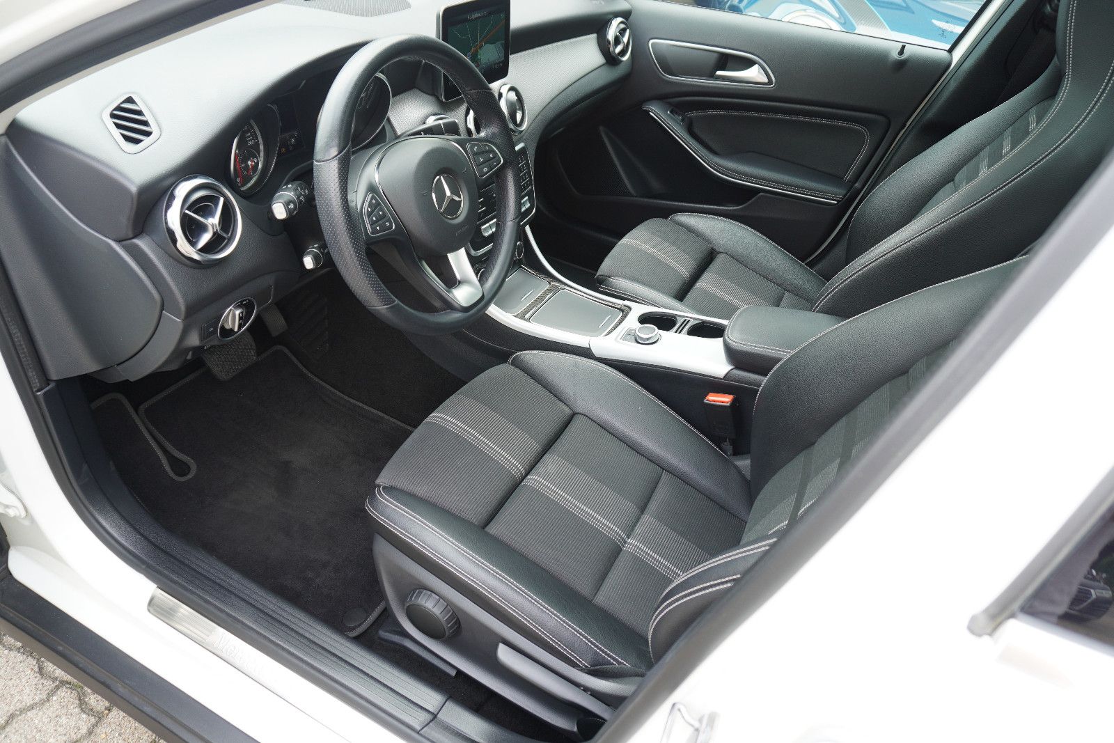 Mercedes-Benz GLA 200 |Pano|R-Kamera|T-Leder| foto 8