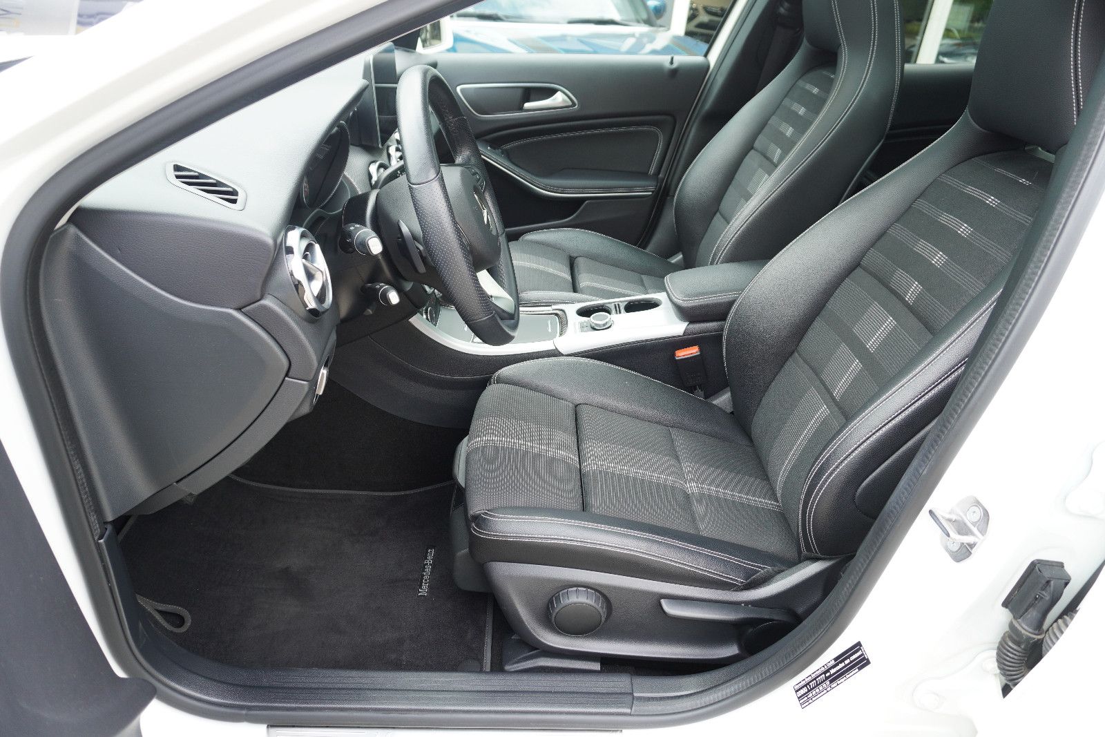 Mercedes-Benz GLA 200 |Pano|R-Kamera|T-Leder| foto 9
