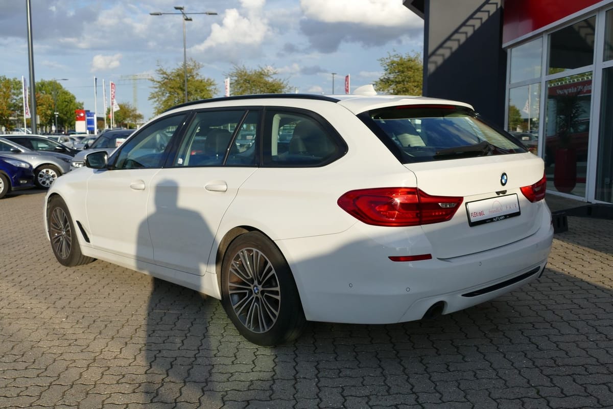 BMW 530i Touring Sport Line Aut. LED Navi DAB Kamera foto 3