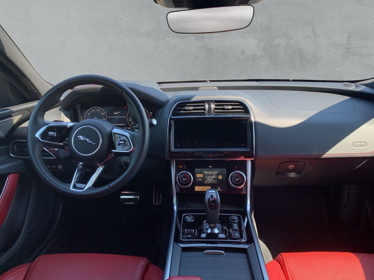 Jaguar XE P250 R-DYNAMIC SE 19"LMF+ACC+LED+SHZG+DAB+EPH foto 4