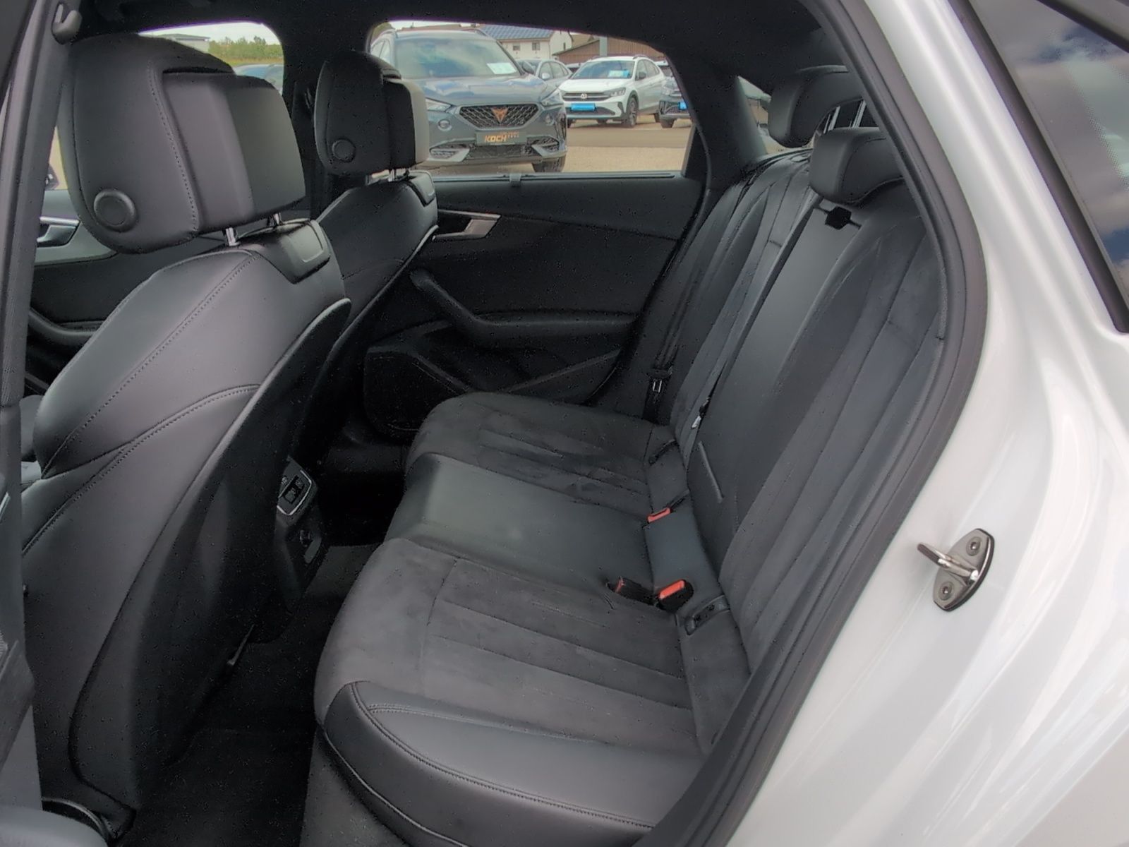 Audi A4 Limousine 30 TDI S-Tronic AHK ACC Ambiente foto 13