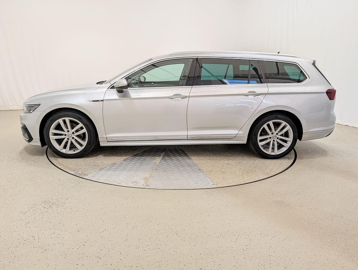 Volkswagen Passat Variant 1.5 TSI DSG R-line ACC LED Pano L foto 3