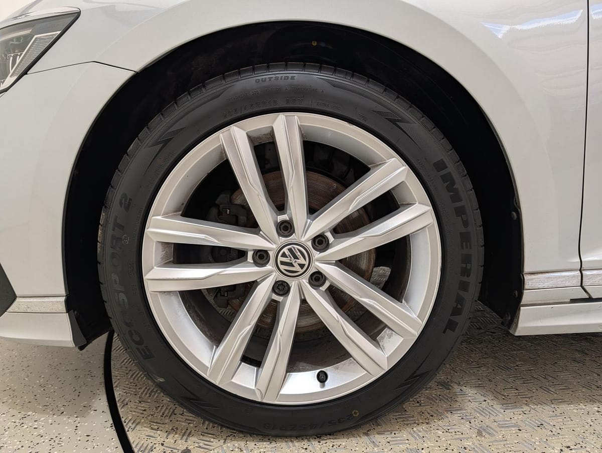 Volkswagen Passat Variant 1.5 TSI DSG R-line ACC LED Pano L foto 9