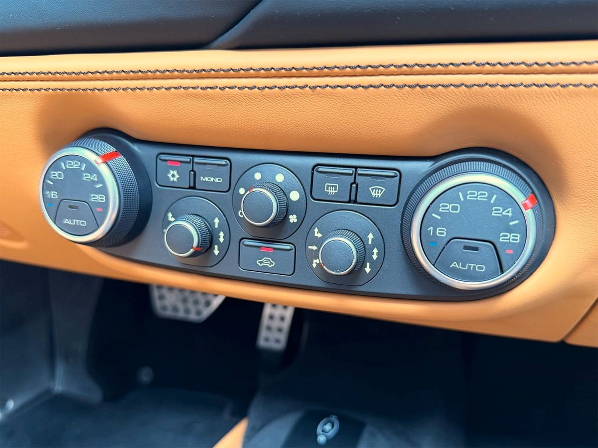Ferrari 488 Spider Carbon LIFT Camera German Spec. foto 24
