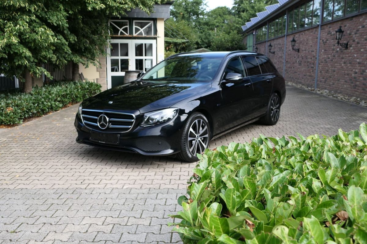 Mercedes-Benz E 300 E 300 de Avantgarde Night-Paket AHK